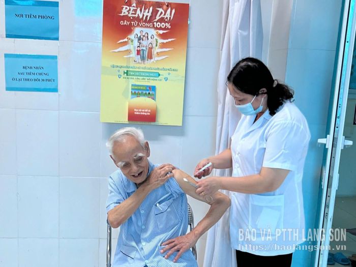 Người dân đến tiêm phòng dại tại Trung tâm Kiểm soát Bệnh tật tỉnh.