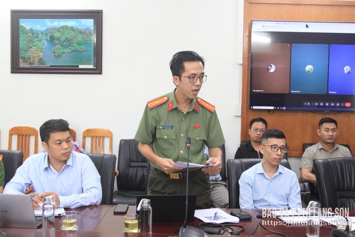 Đại biểu Công an tỉnh đóng góp ý kiên tại cuộc họp