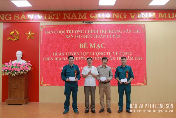 Lãnh đạo Ủy Ban MTTQ Việt Nam tỉnh khen thưởng cho các chiến sĩ đạt thành tích bắn đạn thật đạt loại giỏi