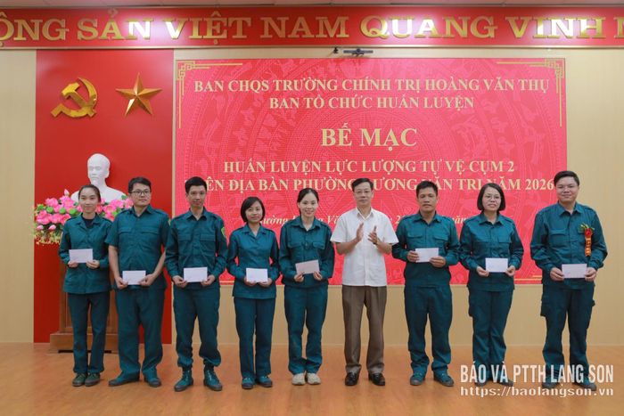 Lãnh đạo Ủy Ban MTTQ Việt Nam tỉnh khen thưởng các đồng chí có thành tích huấn luyện xuất sắc