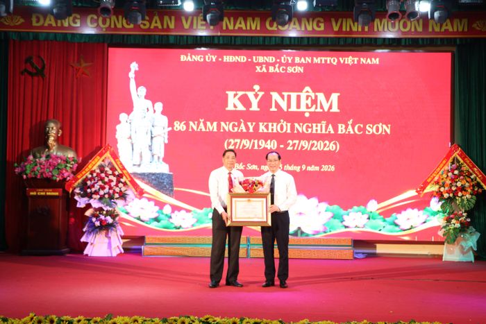 Thừa ủy quyền, đồng chí Dương Xuân Huyên, Ủy viên Ban Thường vụ Tỉnh ủy, Phó Chủ tịch Thường trực HĐND tỉnh trao Huân chương Lao động hạng Ba cho cá nhân