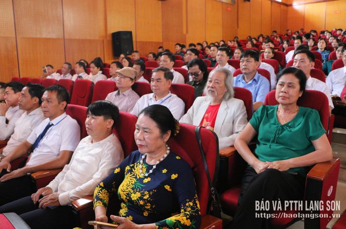 Đại biểu, thân nhân các anh hùng, lão thành cách mạng tham dự chương trình