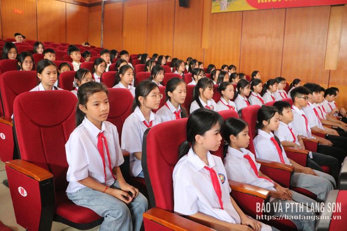 Các em học sinh tham gia chương trình kỷ niệm