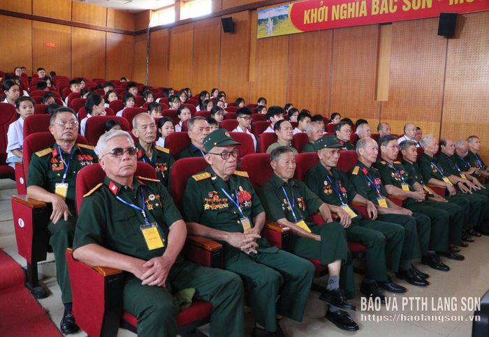 Các đại biểu theo dõi phóng sự tại chương trình