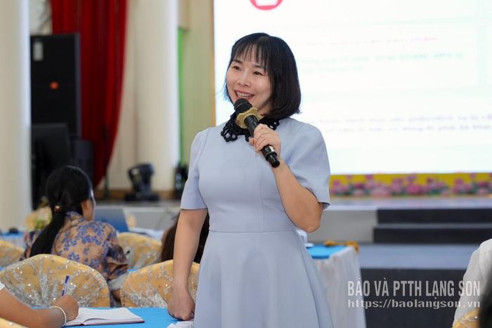Báo cáo viên truyền đạt nội dung tại lớp bồi dưỡng
