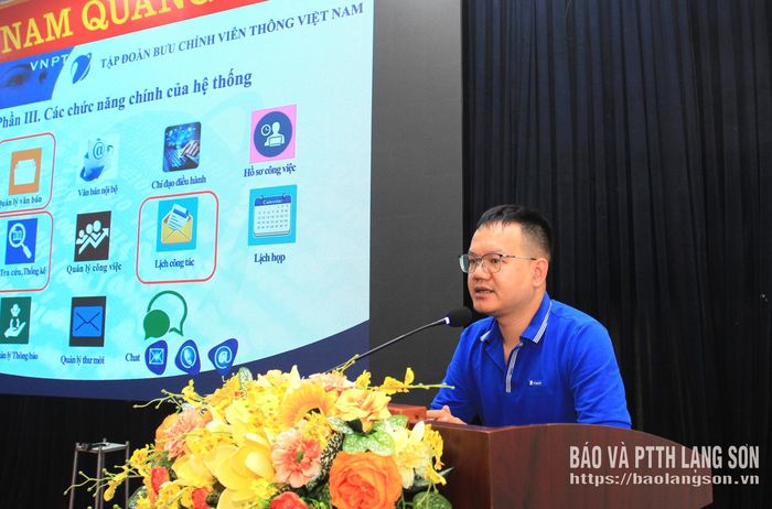 Cán bộ VNPT Lạng Sơn hướng dẫn triển khai thí điểm Hệ thống Quản lý văn bản và điều hành VNPT-iOffice đến các tổ dân phố