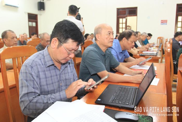 Đại biểu thực hành đăng nhập Hệ thống Quản lý văn bản và điều hành VNPT-iOffice