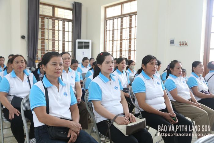 Hội viên phụ nữ xã Quốc Việt tham dự chương trình truyền thông