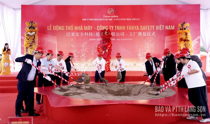 Các đại biểu thực hiện nghi thức động thổ dự án