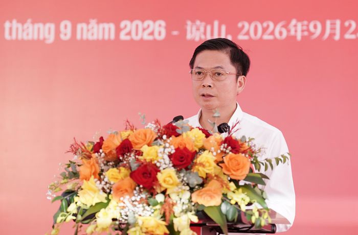 Đồng chí Đinh Hữu Học, Ủy viên Ban Thường vụ Tỉnh ủy, Phó Chủ tịch Thường trực UBND tỉnh phát biểu tại lễ động thổ