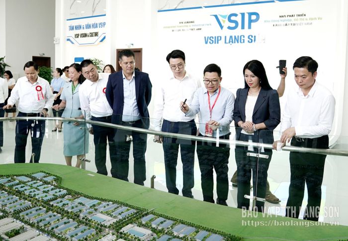 Đại diện Công ty TNHH VSIP Lạng Sơn giới thiệu với các đồng chí lãnh đạo tỉnh và các đại biểu về phối cảnh sa bàn từng phân khu trong Khu công nghiệp VSIP Lạng Sơn