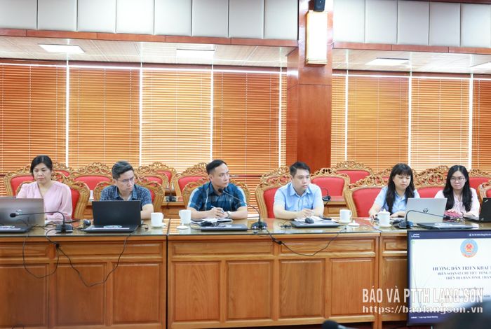 Các đại biểu tham dự hội nghị tại điểm cầu UBND tỉnh lắng nghe nội dung tập huấn