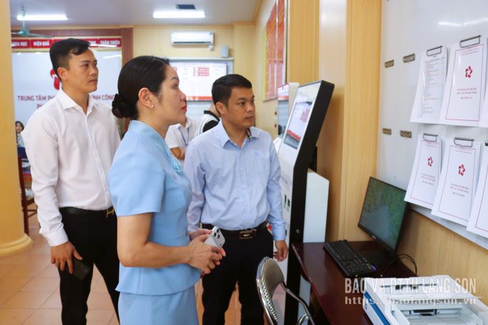Đoàn kiểm tra thực tế tại Trung tâm Phục vụ hành chính công phường Lương Văn Tri