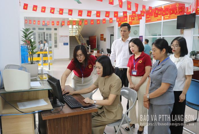 Đoàn kiểm tra thực tế tại Trung tâm Phục vụ hành chính công phường Kỳ Lừa