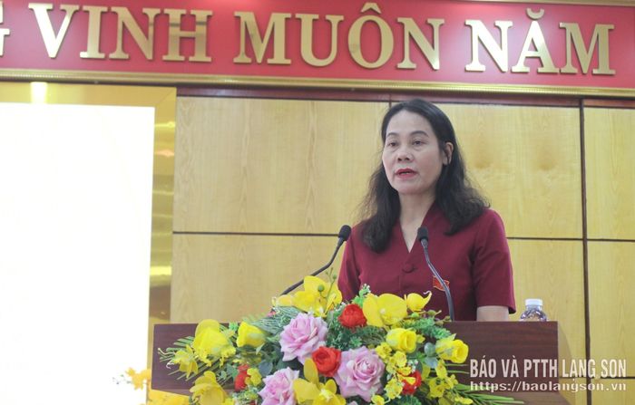 Lãnh đạo UBND phường Đông Kinh trình bày tờ trình tại kỳ họp 
