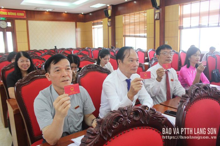 Đại biểu biểu quyết thông qua nghị quyết tại kỳ họp