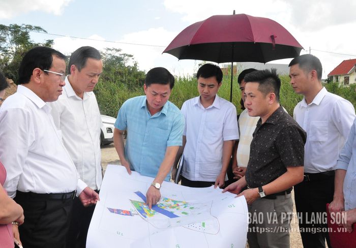 Đồng chí Đinh Hữu Học, Ủy viên Ban Thường vụ Tỉnh ủy, Phó Chủ tịch Thường trực UBND tỉnh và đoàn công tác kiểm tra tình hình thực hiện dự án Khu đô thị mới Mai Pha