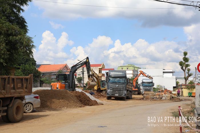 Các phương tiện, máy móc thi công các hạng mục tại dự án đường Lý Thái Tổ kéo dài và khu dân cư, tái định cư thành phố Lạng Sơn
