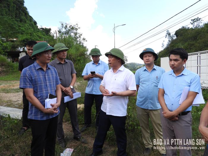 Đồng chí Đoàn Thanh Sơn, Phó Chủ tịch UBND tỉnh và đoàn công tác kiểm tra thực tế khu vực vướng mắc mặt bằng tại dự án xây dựng hạ tầng kỹ thuật và nhà xưởng Phúc Khang