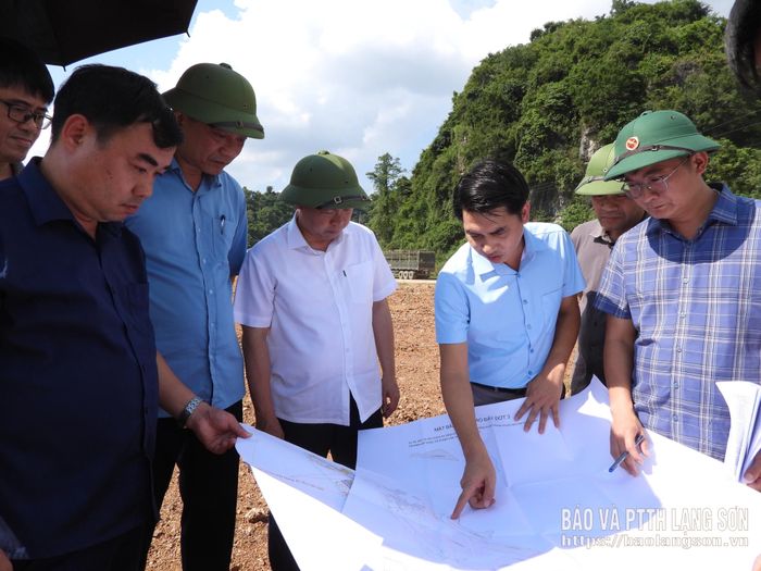 Đại diện nhà đầu tư dự án xây dựng hạ tầng kỹ thuật và nhà xưởng Phúc Khang báo cáo đồng chí Phó Chủ tịch UBND tỉnh tại buổi kiểm tra thực địa dự án