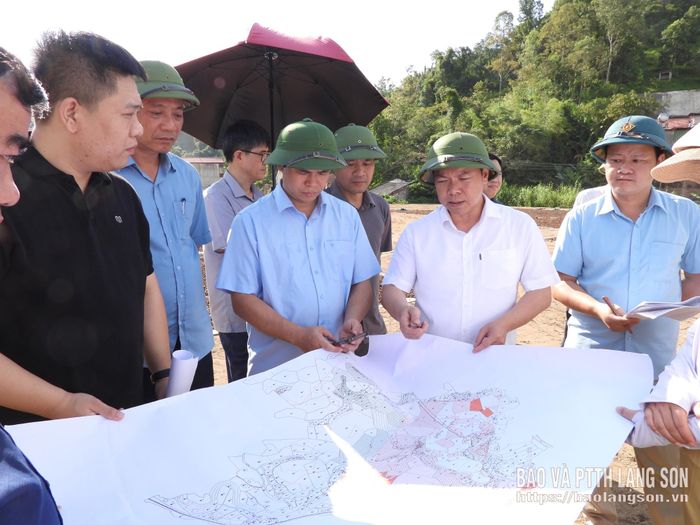 Đồng chí Phó Chủ tịch UBND tỉnh chỉ đạo tại hiện trường dự án xây dựng hạ tầng khu chế xuất 1