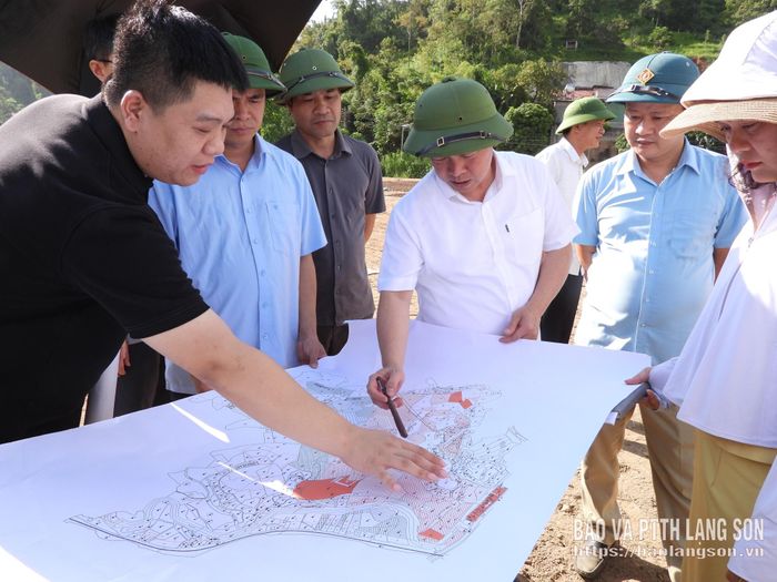 Đồng chí Phó Chủ tịch UBND tỉnh kiểm tra hiện trường tại dự án đầu tư hạ tầng khu chế xuất 1