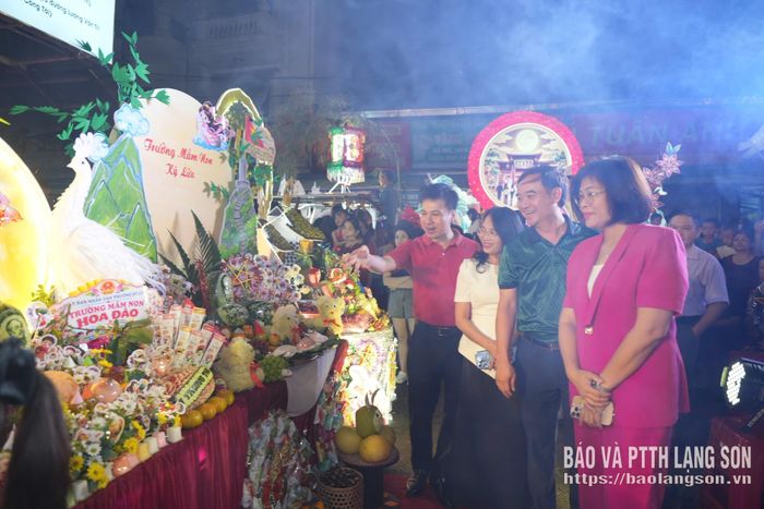 Các đại biểu tham quan mâm cỗ Trung thu