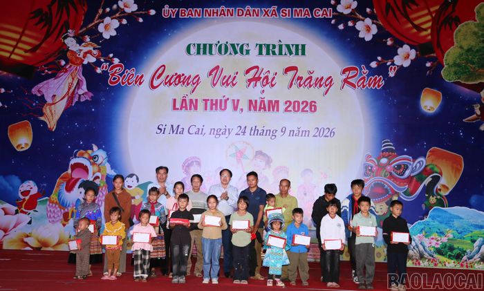 Trao quà, học bổng cho học sinh có hoàn cảnh khó khăn.