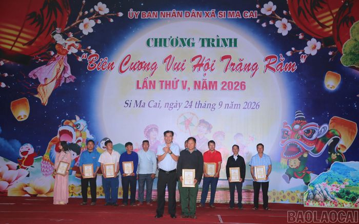 Trao giải cho các đội thi.
