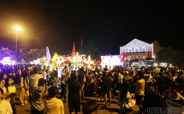 Đông đảo người dân, du khách tham gia chương trình "Biên cương đêm hội trăng rằm".