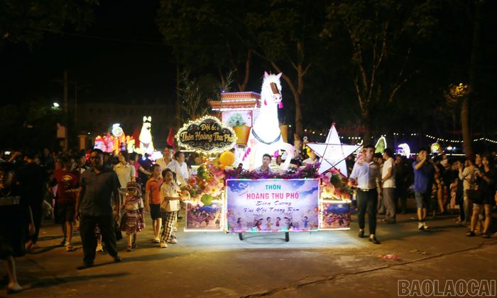 Người dân và các em nhỏ tham gia rước đèn.
