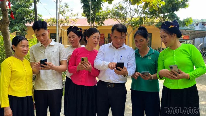 Cán bộ địa phương hướng dẫn người dân sử dụng dịch vụ công trực tuyến.