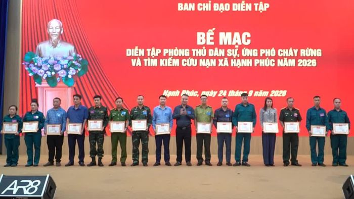 Khen thưởng các tập thể, cá nhân có thành tích xuất sắc trong công tác tổ chức diễn tập.