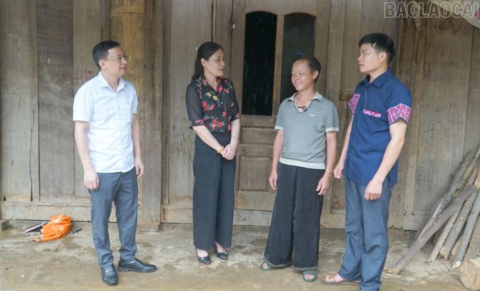 Bà Nguyễn Thị Xuân Hương - Chủ tịch Ủy ban MTTQ Việt Nam xã Văn Chấn nắm bắt nhu cầu của người dân.