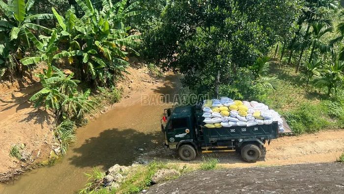 Người dân mong muốn sớm được đầu tư cầu qua suối Khoai, tạo thuận lợi kết nối đường gom với đường chính, bảo đảm đi lại thông suốt.