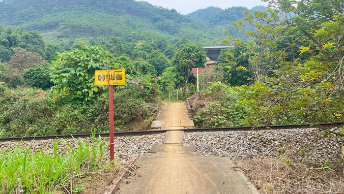 Lối đi tự phát băng qua đường sắt tiềm ẩn nguy cơ mất an toàn giao thông.