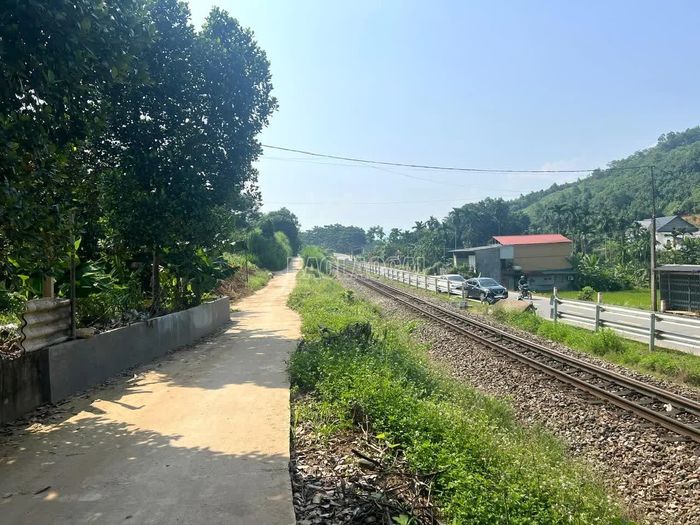 Đường gom được đầu tư, tạo thuận lợi kết nối khu dân cư với khu vực sản xuất và các tuyến giao thông chính.