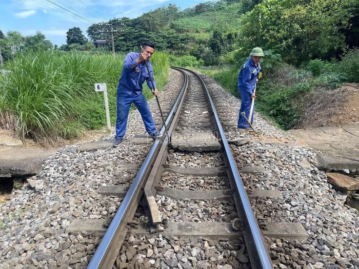 Xã Bảo Hà phối hợp với ngành đường sắt, đơn vị liên quan xóa bỏ các lối đi tự mở qua đường sắt.