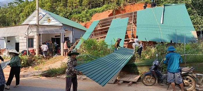 Các lực lượng hỗ trợ gia đình khắc phục hậu quả thiên tai.