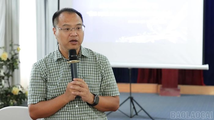 Nhà báo Hoàng Đức Long, Trưởng phòng Sản xuất thông tin đa phương tiện, Thông tấn xã Việt Nam trao đổi kỹ năng ứng dụng AI trong sáng tạo hình ảnh báo chí đa nền tảng cho đội ngũ hội viên, phóng viên.