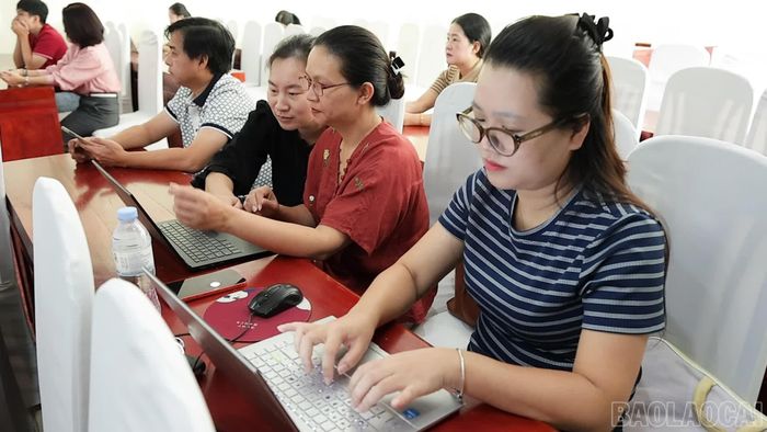 Các phóng viên, nhà báo thực hành sử dụng các công cụ AI để xây dựng ý tưởng, thiết kế hình ảnh và tối ưu sản phẩm báo chí phục vụ xuất bản trên nhiều nền tảng.