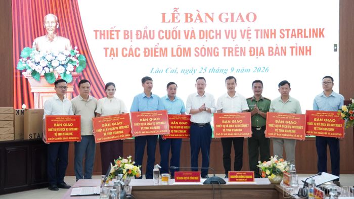 Đại diện lãnh đạo Sở Khoa học và Công nghệ, Công an tỉnh, Sở Giáo dục và Đào tạo trao biển bàn giao cho các địa phương.