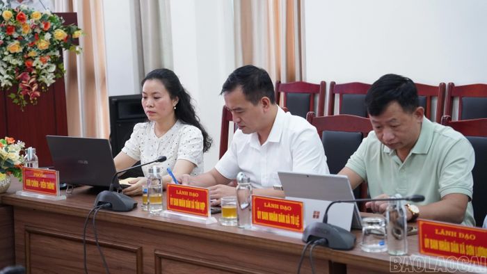 Các đại biểu tham dự lễ bàn giao.