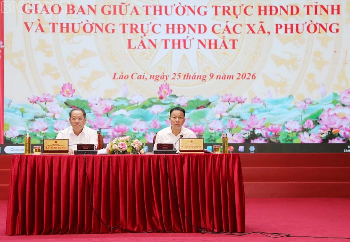 Các đồng chí Thường trực HĐND tỉnh chủ trì thảo luận.