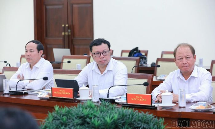 Các đại biểu dự buổi làm việc.