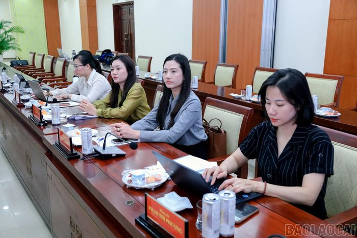 Các đại biểu dự buổi làm việc.