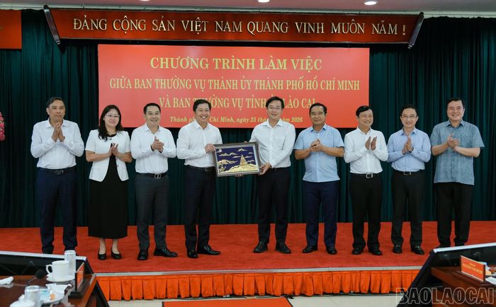 Thường trực Tỉnh ủy Lào Cai và Thường trực Thành ủy Hồ Chí Minh tặng quà lưu niệm.