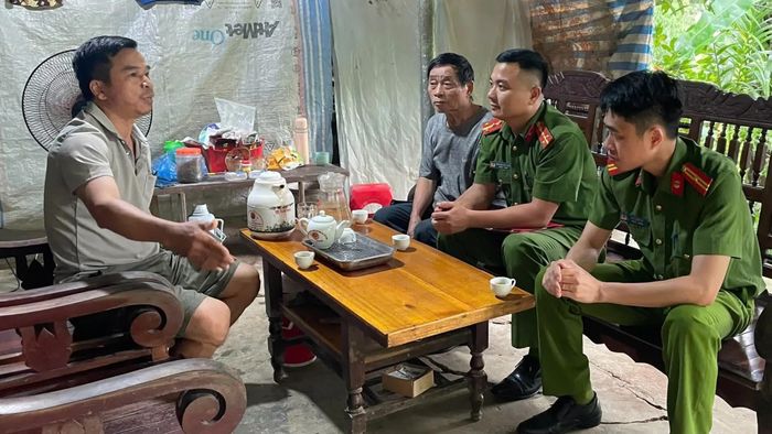 Cán bộ Công an phường Âu Lâu vận động người dân thực hiện yêu cầu giải phóng mặt bằng.