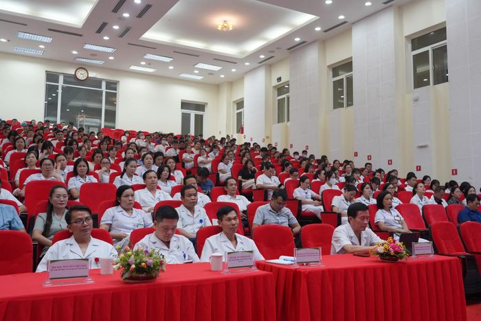 Cán bộ, y, bác sĩ tham gia tập huấn.