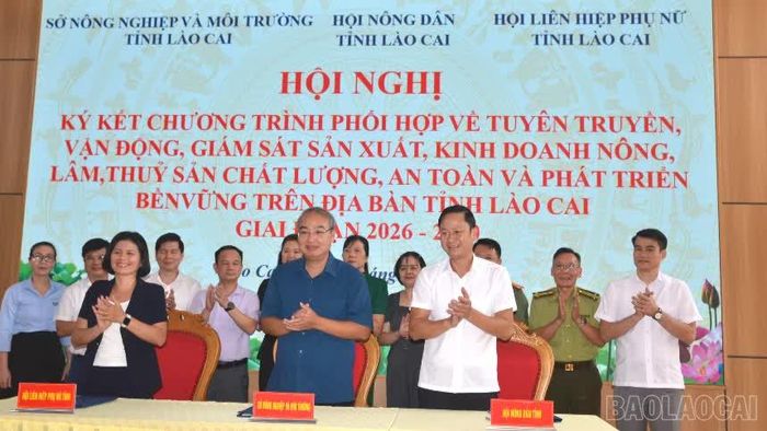 Lãnh đạo Sở Nông nghiệp và Môi trường, Hội Nông dân tỉnh, Hội liên hiệp Phụ nữ tỉnh ký kết chương trình phối hợp.